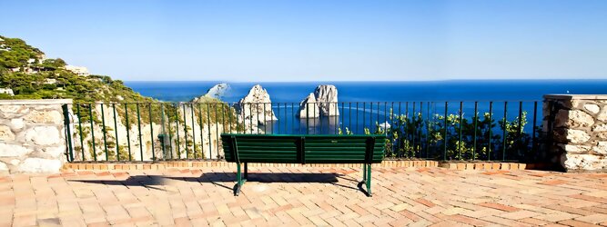 Trip Anti Aging Feriendestination - Capri ist eine blühende Insel mit weißen Gebäuden, die einen schönen Kontrast zum tiefen Blau des Meeres bilden. Die durchschnittlichen Frühlings- und Herbsttemperaturen liegen bei etwa 14°-16°C, die besten Reisemonate sind April, Mai, Juni, September und Oktober. Auch in den Wintermonaten sorgt das milde Klima für Wohlbefinden und eine üppige Vegetation. Die beliebtesten Orte für Capri Ferien, locken mit besten Angebote für Hotels und Ferienunterkünfte mit Werbeaktionen, Rabatten, Sonderangebote für Capri Urlaub buchen.