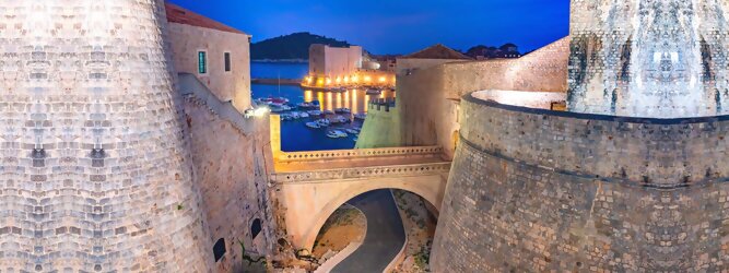Trip Anti Aging Stadt Urlaub - Dubrovnik - Einen Wahnsinns Panoramablick hat man von Dubrovniks Hausberg Srd. Empor geht’s ganz easy und entspannt, minutenschnell mit der Luftseilbahn. Für begeisterte GOT-Fans empfiehlt sich die speziell geführte Game-of-Thrones-Tour zu den bekanntesten Drehorten und Schauplätzen der erfolgreichen Kultserie, der Eiserne Thron ist auf der kleinen idyllischen Insel Lokrum zu bestaunen. Die beliebtesten Orte für Dubrovnik Ferien, locken mit besten Angebote für Hotels und Ferienunterkünfte mit Werbeaktionen, Rabatten, Sonderangebote für Dubrovnik Urlaub buchen. Reisedaten eingeben und Hotel Flug Mietwagen Attraktionen Taxis für eine Dubrovnik Reise flexibel buchen. Sollten sich die Pläne ändern, sind viele der Unterkünfte und Zimmer in Dubrovnik kostenfrei stornierbar.