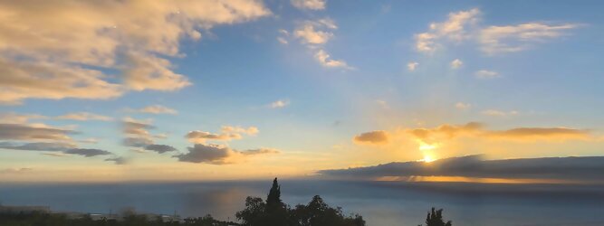 Trip Anti Aging Reiseideen Pauschalreise - La Palma macht ihrem Beinamen, die Schöne, alle Ehre. Das Kleinod im Atlantik erstrahlt in sattem Grün, verziert mit hübschen landestypischen Villen in den weit gestreuten Dörfern, eingerahmt von weichen Wellen des dunkelblauen atlantischen Ozeans, am Himmel ziehen malerische Formationen, bauschiger weißer Schäfchenwolken. Eine Bilderbuchidylle zum Verlieben. Die beliebtesten Orte für La Palma Ferien, locken mit besten Angebote für Hotels und Ferienunterkünfte mit Werbeaktionen, Rabatten, Sonderangebote für La Palma Urlaub buchen. Reisedaten eingeben und Hotel Flug Mietwagen Attraktionen Taxis für eine La Palma Reise flexibel buchen. Sollten sich die Pläne ändern, sind viele der Unterkünfte und Zimmer auf La Palma kostenfrei stornierbar.