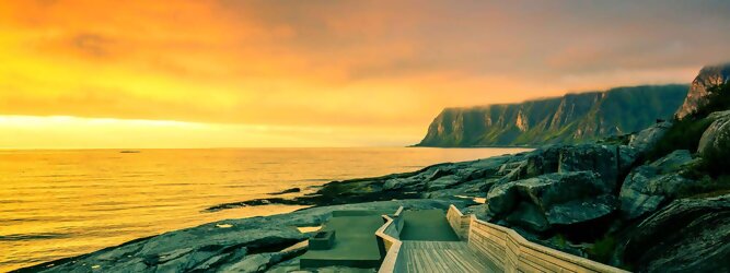 Trip Anti Aging Reiseideen Pauschalreise - Norwegen – Schwindelfrei auf Preikestolen – die spektakuläre Felskanzel erhebt sich als steile Plateauklippe über dem Lysefjord. Die Aussicht über den Fjord ist atemberaubend, schwindelfrei sein ist Voraussetzung. Es lohnt sich auf jeden Fall, schon mitten in der Nacht aufzustehen, um den magischen Moment des überwältigend schönen Sonnenaufgangs mitzuerleben, grandios wie sich die ersten Sonnenstrahlen in den steilen Felswänden verfangen und die Bergmauern zum Leuchten bringen. Dieser Augenblick inspiriert zur Demut und Dankbarkeit. Die beliebtesten Orte für Ferien in Norwegen, locken mit besten Angebote für Hotels und Ferienunterkünfte mit Werbeaktionen, Rabatten, Sonderangebote für Norwegen Urlaub buchen.