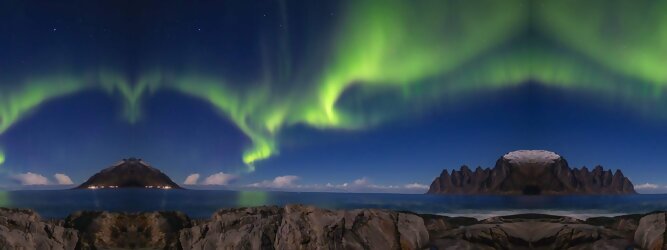Reisetipps - Polarlichter Norwegen Tromso - Skandinaviens eiskalte Schönheit fasziniert mit atemberaubenden Nordlichtern und geradezu außerirdisch imposanten Gebirgskulissen. Land der Mitternachtssonne am Polarkreis, ein Paradies für Wanderer, Naturfreunde, Hobbyfotografen und Instagram er/innen. Tromsø liegt unter dem sogenannten „Nordpollichtoval“, das den magnetischen Nordpol wie ein Ring oder Gürtel umschließt. Hier wird das Polarlicht auch Aurora Borealis genannt. Aufgrund der Struktur des Erdmagnetfeldes sind sie in dieser Region auch in Zeiten geringer Sonnenaktivität besonders häufig und intensiv zu beobachten.