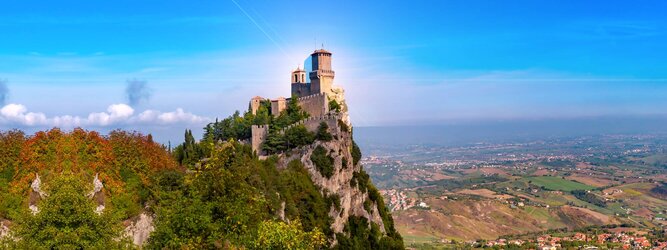 Trip Anti Aging Reiseideen Pauschalreise - San Marino – Hol ihn dir – den heißbegehrten Einreise-Stempel von San Marino. Nimm deinen Reisepass, besuche die örtliche Tourismusbehörde, hier wird die kleine Trophäe in dein Reisedokument gestempelt, es sieht gut aus und ist eine supertolle Urlaubserinnerung. Dieses neue Trendy-Reiselust-Souvenir passt ausgezeichnet zu den anderen außergewöhnlichen Stempeln deiner vergangenen Reisen. San Marino ist ein sehr interessanter Zwergstaat, eine Enklave, vollständig von Italien umgeben, eine der ältesten bestehenden Republiken und eines der reichsten Länder der Welt. Die beliebtesten Orte für Ferien in San Marino, locken mit besten Angebote für Hotels und Ferienunterkünfte mit Werbeaktionen, Rabatten, Sonderangebote für San Marino Urlaub buchen.